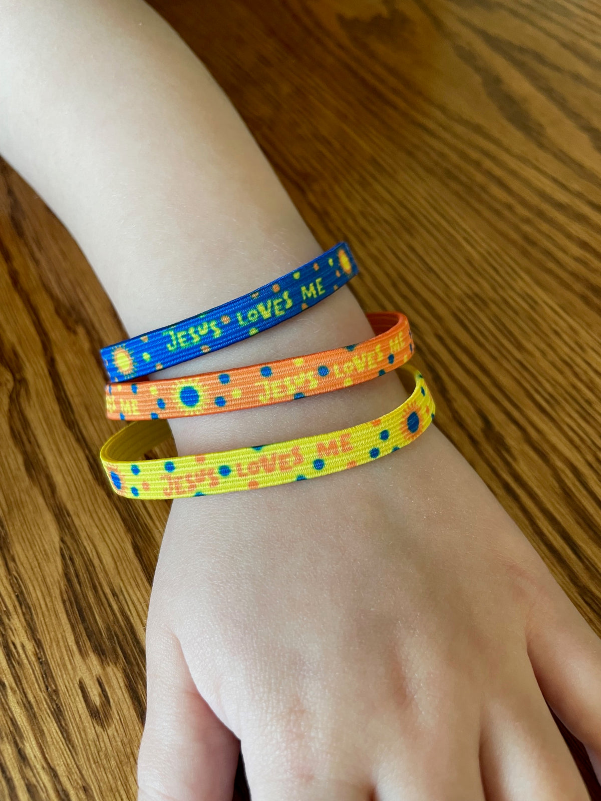 Elastic “Jesus Loves Me!” bracelet, 3¾" diameter, comes in 3 assorted colors with matching colorful artwork.
615122-17329-9